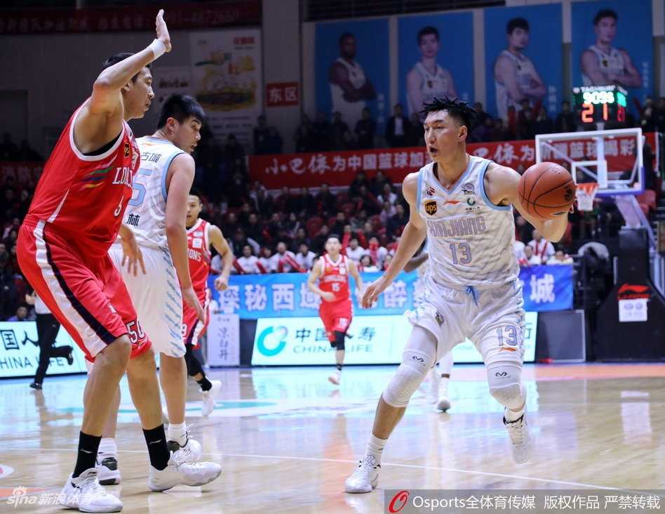 赛后技术台前，西热力江与崔万军指导深情拥抱，场上的硝烟散去，留下的是师徒情深与篮球最温暖的瞬间