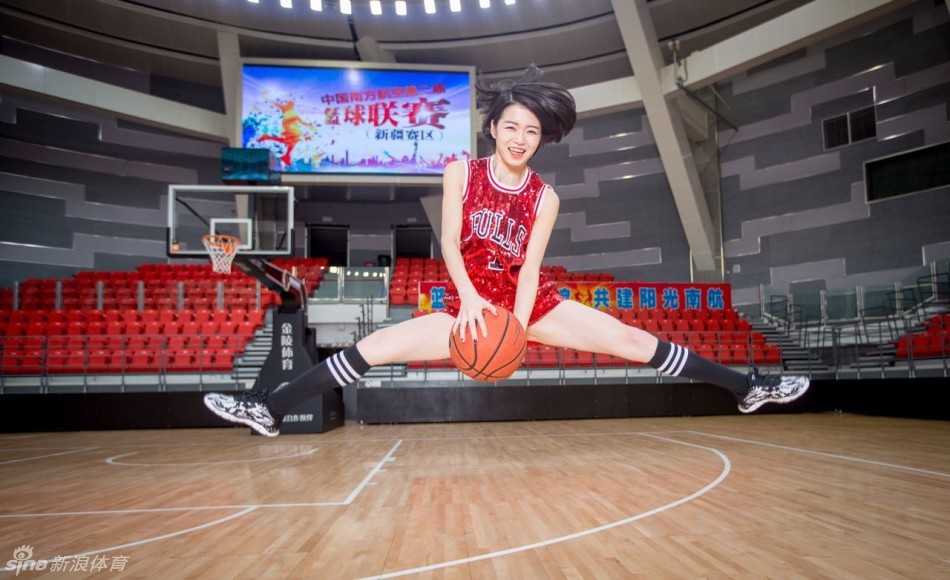 作为留念，女孩附赠了一张自己的旧照，照片中的她青涩温柔，与现在的活力四射形成对比，记录着不同阶段的美丽。