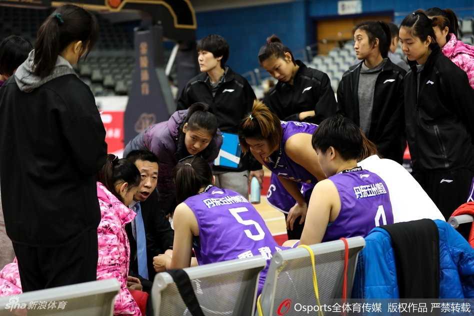 新疆女篮全场紧逼防守，球员们步调一致形成包围圈，令沈部队员难以突破