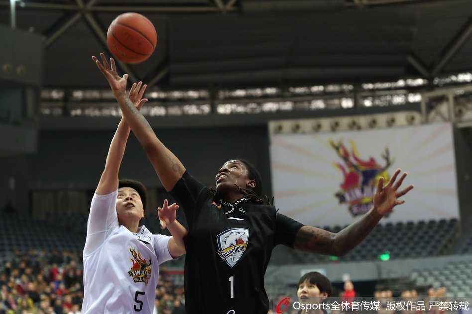 王丽丽持球强行突破，面对广东队两人包夹防守依然冷静寻找传球路线，眼神中充满杀气
