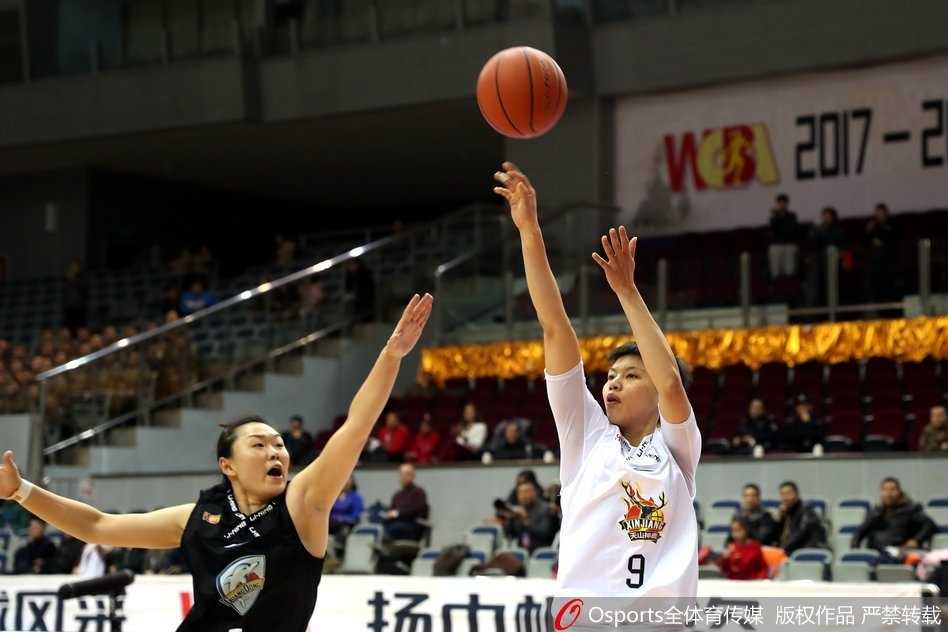 新疆队外援坎迪斯·帕克在广东队内线群中高高跃起，以一记势大力沉的单手劈扣点燃全场