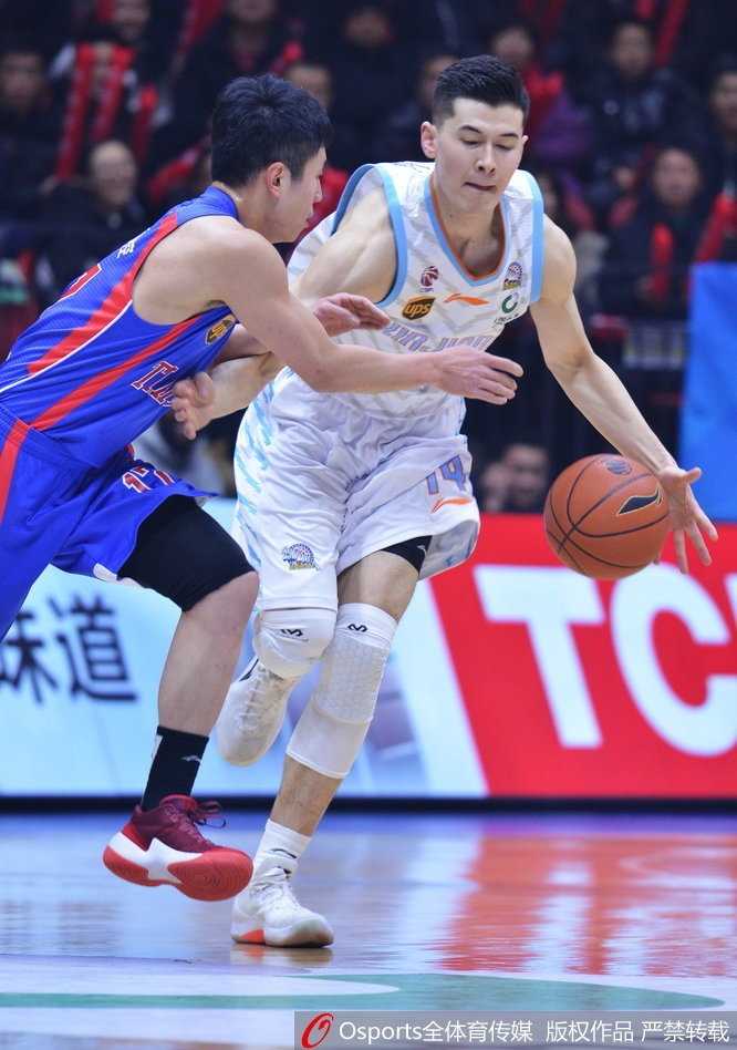 新疆队小外援亚当斯在天津队球员的严密防守下，依然闲庭信步地运球寻找杀机。