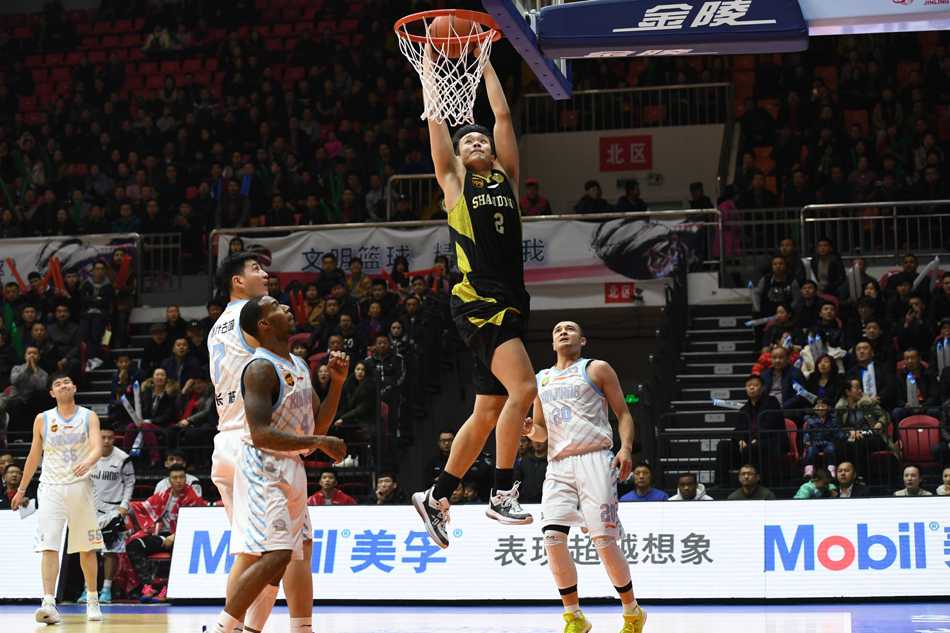 丁彦雨航犹如天神下凡，在新疆队内线群中高高跃起，完成一记势大力沉的单手劈扣，眼神中满是杀气与坚定。