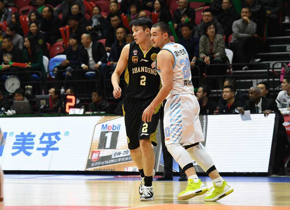 面对西热力江的贴身紧逼和可兰白克的虎视眈眈，丁彦雨航毫无惧色，强行突破上篮，肌肉碰撞的声音仿佛穿透了屏幕。