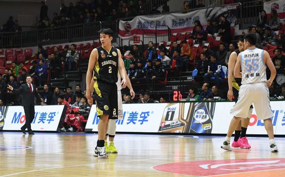 西热力江命中关键球后激情庆祝，而在他身后，丁彦雨航面色冷峻，眼神中透露出不甘与倔强，仿佛在说“下一场再见”。