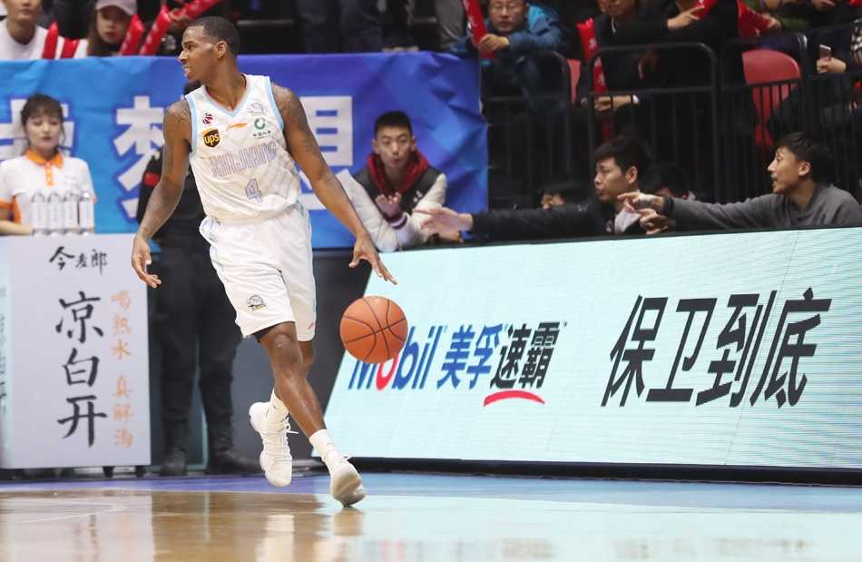 贾诚在孙桐林的头顶摘下前场篮板，面对三人合围强硬补篮命中，这一刻他不再是小将，而是山东内线最可靠的磐石。