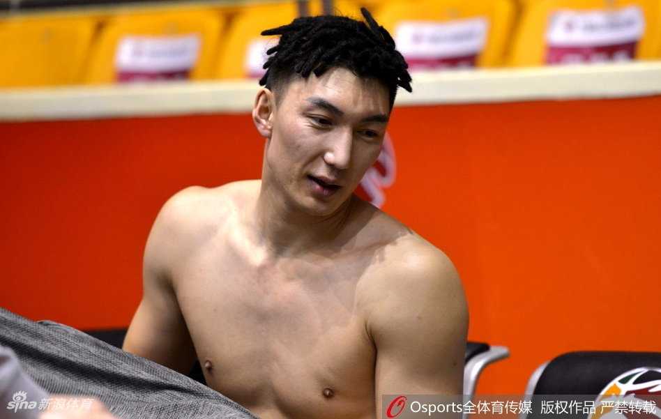 训练场上，可兰白克在队友的防守下强行突破，身体对抗的瞬间肌肉紧绷，镜头定格了他充满斗志的面部表情，仿佛一头锁定猎物的雪域雄鹰。