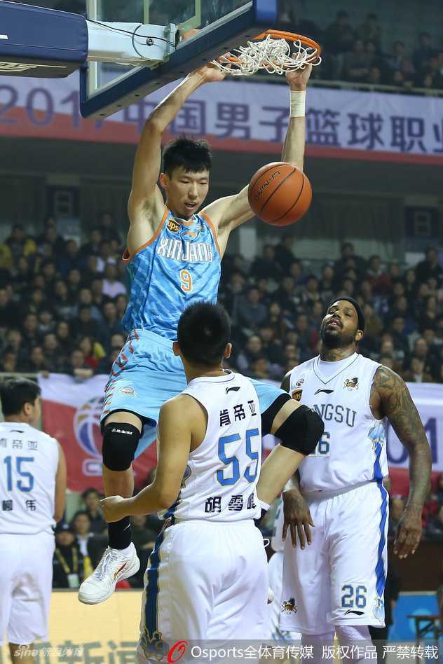 周琦在对方内线群中高高跃起，犹如鹤立鸡群般完成一记势大力沉的单手劈扣，眼神中充满锐气与自信。