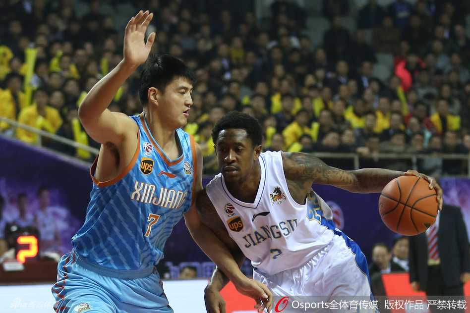 西热力江在弧顶持球，眼神犀利地扫视全场，正在寻找那个能够一击制胜的传球线路。