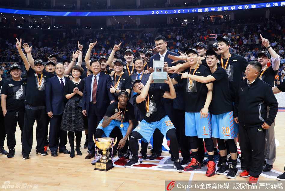 在庆祝背景板前，可兰白克、李根等球员依次留下自己的冠军手印，随后大家开心地举起印有自己手印的纪念板，对着镜头露出孩子般纯真而自豪的笑容。