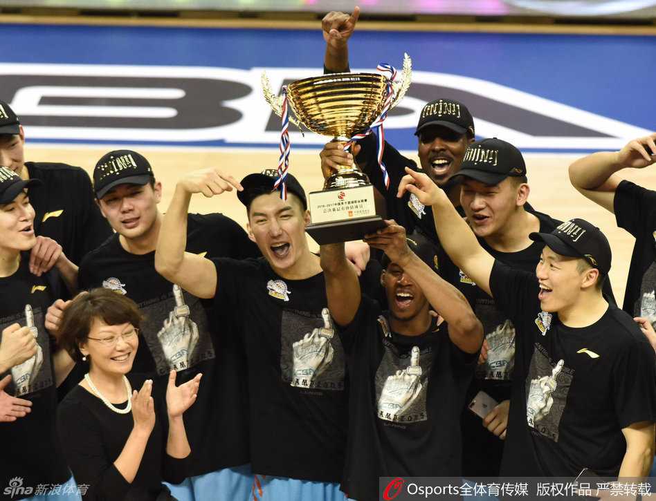 在漫天金色彩带雨中，李秋平指导将总决赛冠军奖杯奋力举过头顶，他紧闭双眼，享受着属于自己的荣耀时刻，身后的欢呼声此起彼伏。