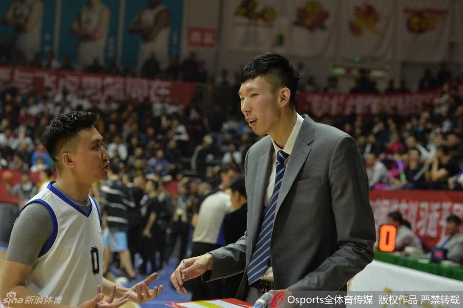 总决赛上，周琦眼神坚毅，即便手指缠着厚厚的护具，依然在内线筑起一道无法逾越的屏障，用一次次奋不顾身的拼抢诠释着年轻无畏的斗志。