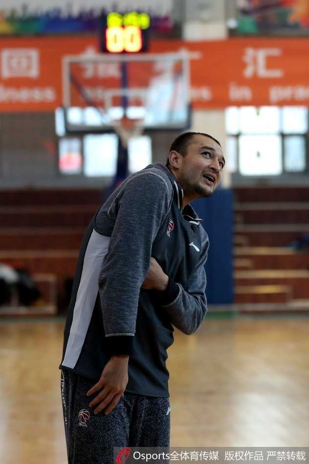 主教练李秋平双手抱胸，目光如炬地注视着场上的训练情况，他的沉着冷静是球队最坚强的后盾。