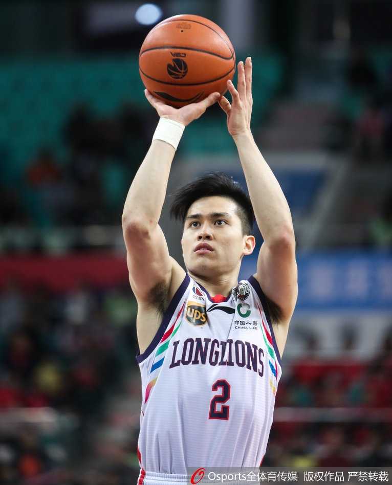 北控灵魂马布里此役虽拼尽全力轰下47分，但在一次突破中面对广州队三人合围，眼神中依旧透着永不言弃的斗志。