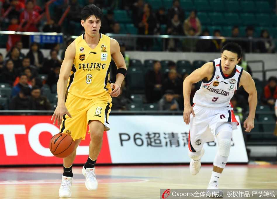 广州队悍将汉斯布鲁与北控内线王征在禁区展开肌肉碰撞的卡位战，地板似乎都在为这次强硬对抗而震颤。