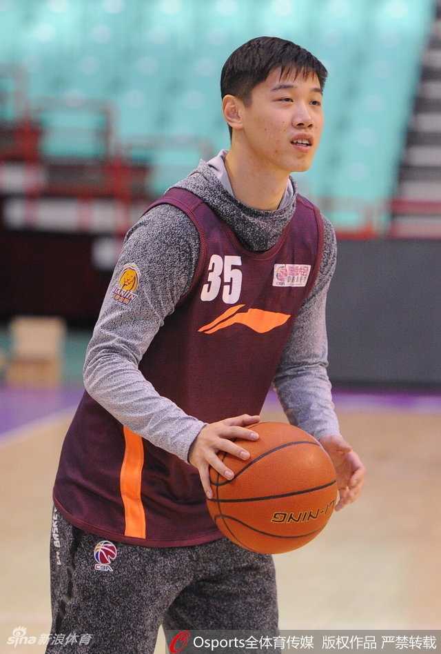 德里克·威廉姆斯在低位要球，他宽厚的背部像一堵墙，面对防守球员的顶防，他正寻找着转身出手的空间，这一攻防将是当晚比赛的缩影。