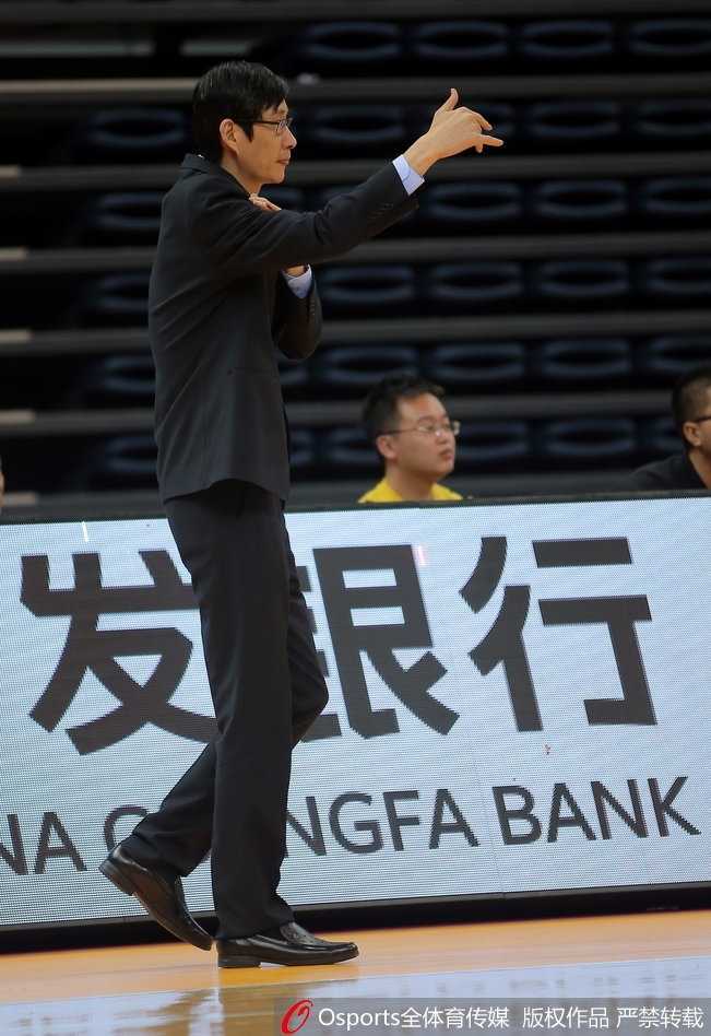 天津队替补席球员在进球后激动挥舞毛巾，场下的激情同样感染着每一位观众