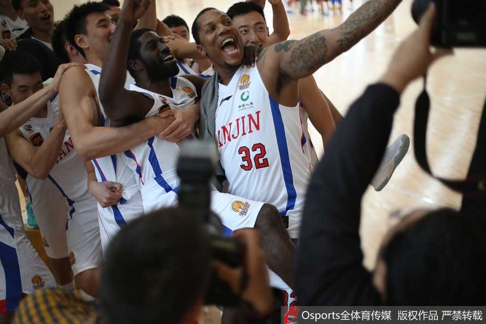 天津男篮拍摄现场，身高两米零八的霍尔曼如同孩子王，他躺在地板上双手托举篮球，巨大的身軀和搞怪的表情逗笑了场边所有的队友和工作人员。