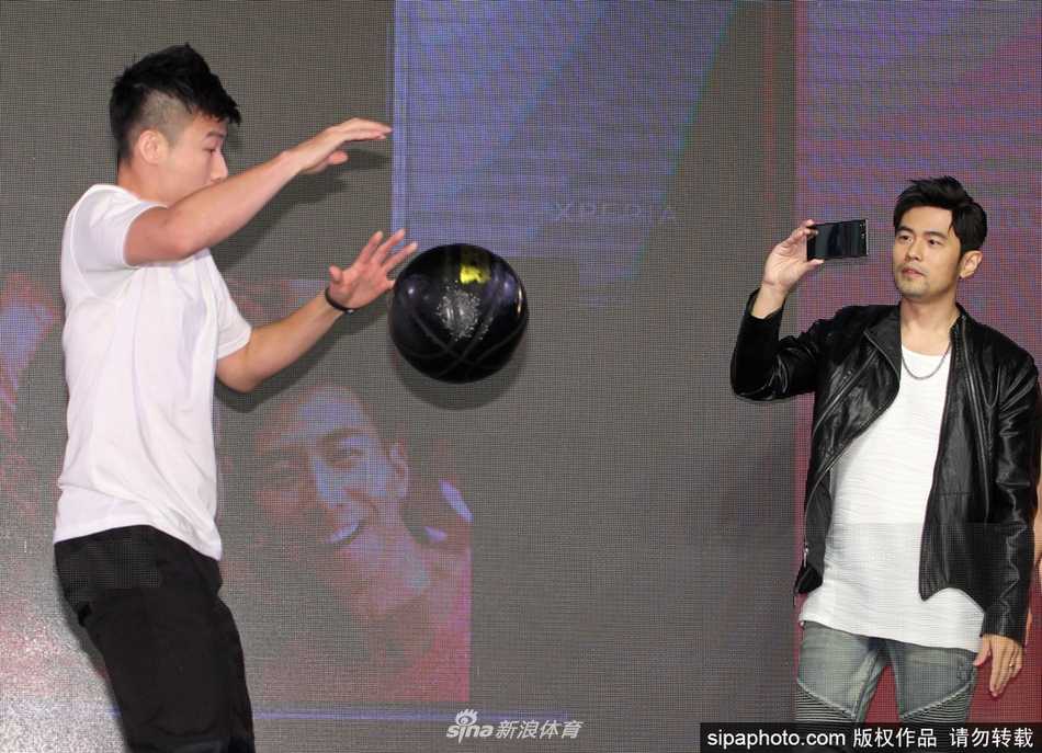 活动现场，周杰伦将手机镜头对准自己和篮球，笑容灿烂，那份对生活和运动的热情溢于言表。