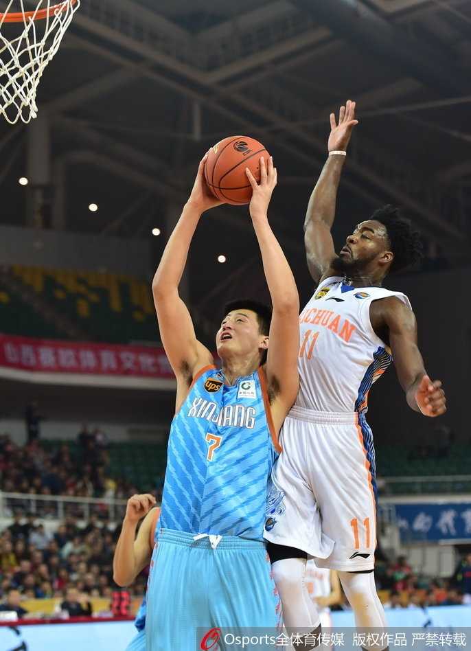 俞长栋旱地拔葱，长臂高扬送给对手一记擎天帽，捍卫了禁区的尊严