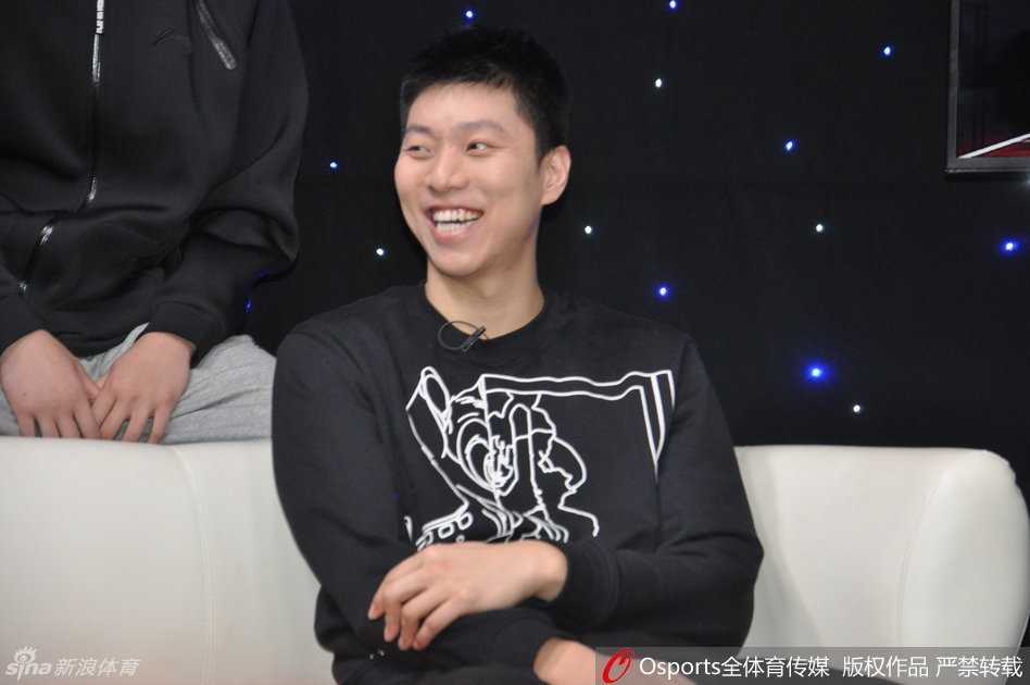 直播开始，李敬宇正对着镜头侃侃而谈，他眼神专注，手势丰富，详细描述着球队在更衣室里是如何相互鼓励，最终等来四川队获胜的绝杀消息的。