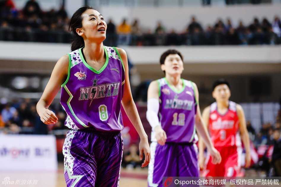 “女科比”纪妍妍迎着防守人，高高跃起完成后仰跳投，皮球在空中停滞的瞬间仿佛时间凝固。