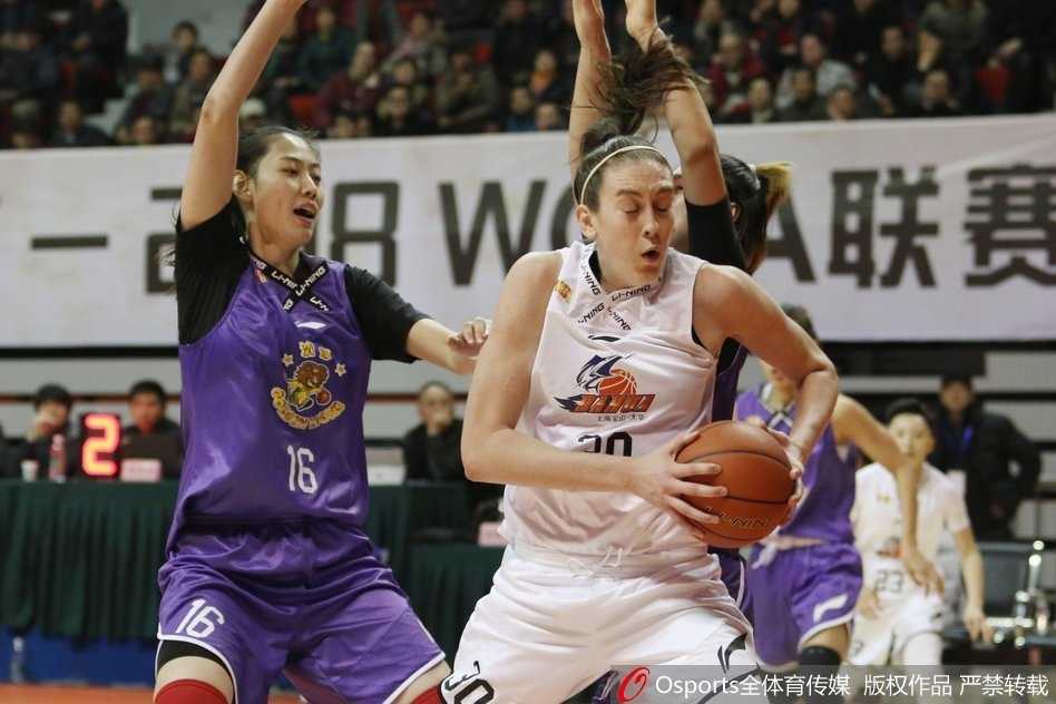 赛后斯图尔特与队友击掌相庆，她三节51分的神迹已成为这个圣诞夜最闪耀的篮球记忆。