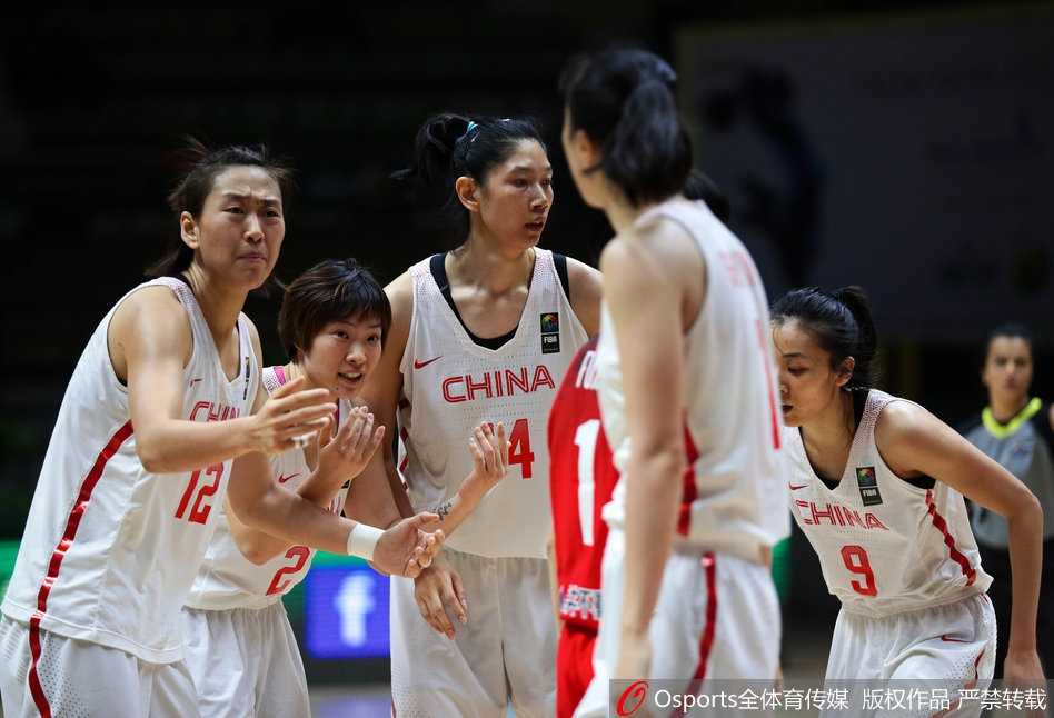 队长邵婷强行突破造成对手犯规，她走上罚球线，全场寂静，承载着追平的希望。