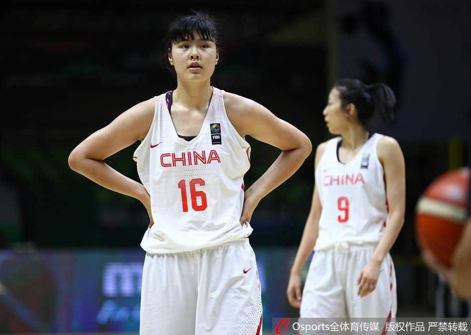 小将李月汝在对方多人包夹之下依然毫不畏惧，她利用强壮的身体卡住位置，单手持球准备强起上篮。