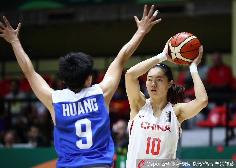 老将高颂在快攻中犹如一道白色闪电，她接队友妙传后奋力跃起，以柔和的指尖挑篮将球送入网窝。