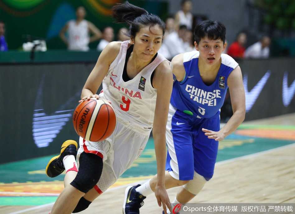 中国女篮首发五虎眼神坚毅，在赛前奏国歌仪式中手捂胸口，胸中燃烧着对胜利的渴望。