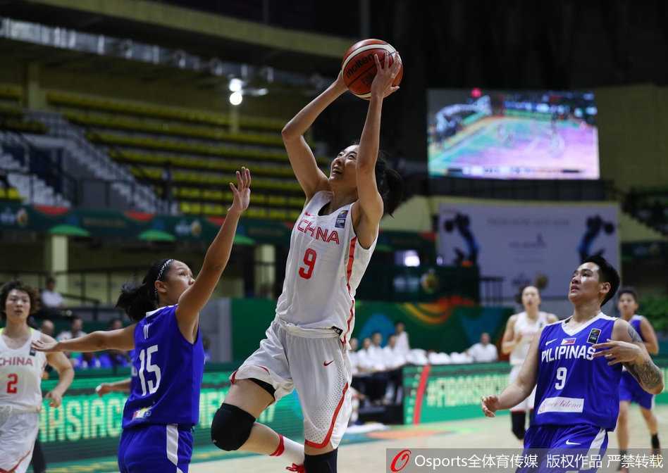 中国女篮在半场展开铜墙铁壁般的紧逼防守，白队球员如潮水般涌向菲律宾队的持球人，压迫性的防守姿态让对手感受到窒息般的压力。
