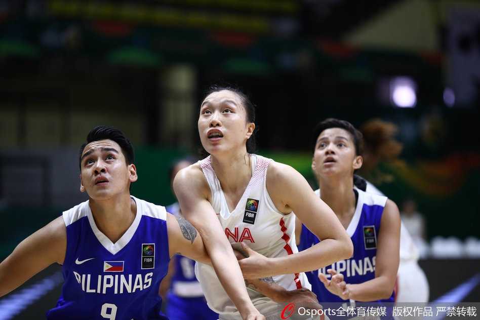 李梦如同一把尖刀持球强行突破，她压低重心加速过掉防守球员，飞扬的衣角与坚定的眼神定格了这一刻她不可阻挡的进攻决心。