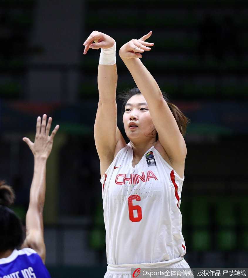 看台上的姚明露出了欣慰而灿烂的笑容，他的双手轻轻鼓掌，目光中满是对这些后辈们的赞许与对中国女篮未来的无限憧憬。