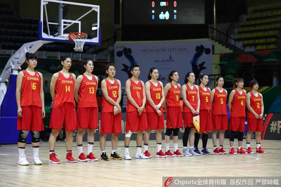 沈怡运球推进时冷静观察队友跑位，对手的贴身紧逼也无法打乱她组织进攻的节奏。