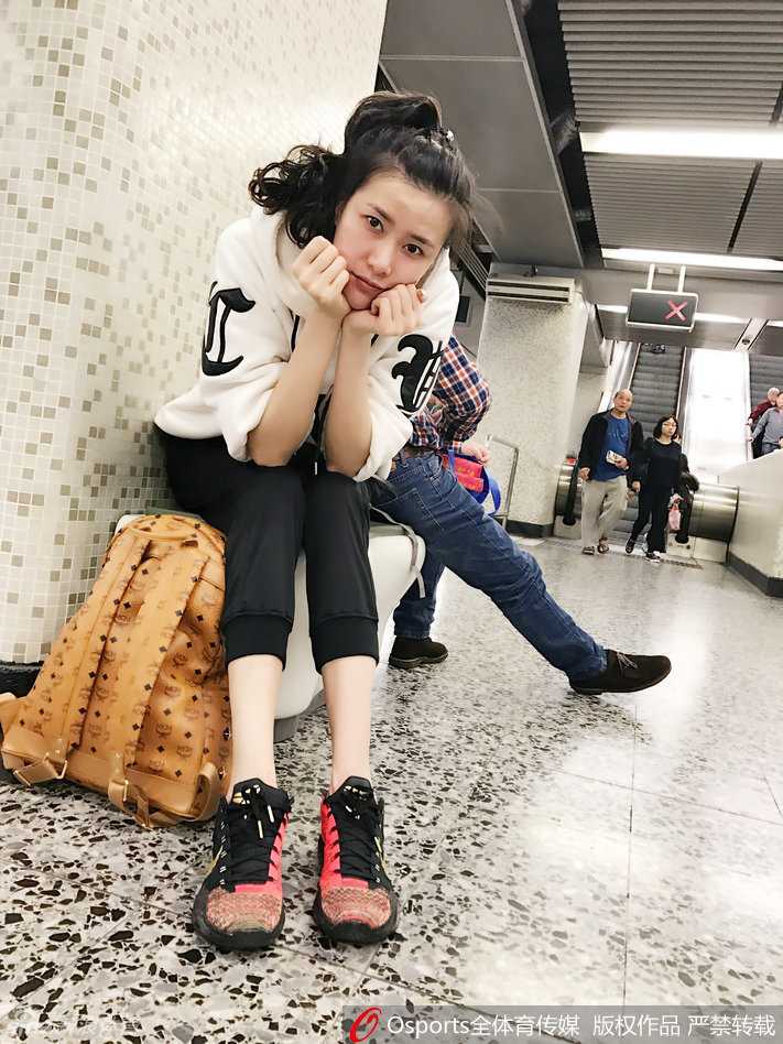 镜头前的许诺，神情专注而平和，挺拔的身姿和优雅的气质浑然天成，展现出一位成熟女性在事业与生活中找到平衡点的从容状态。