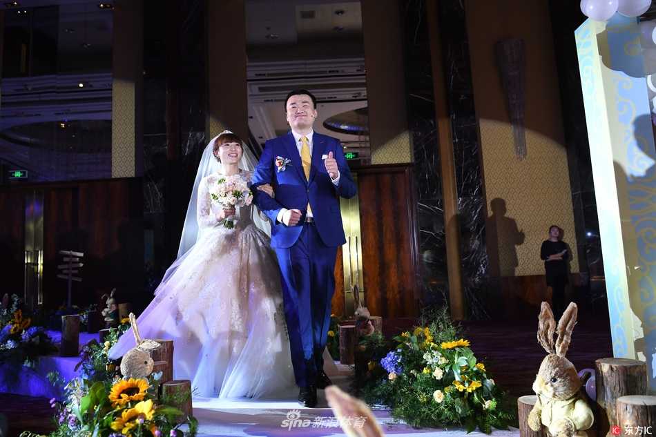 婚礼上，杨半伴与新郎甜蜜对视，眼神中充满爱意与笃定，洁白的头纱轻垂，记录下这永恒的瞬间。