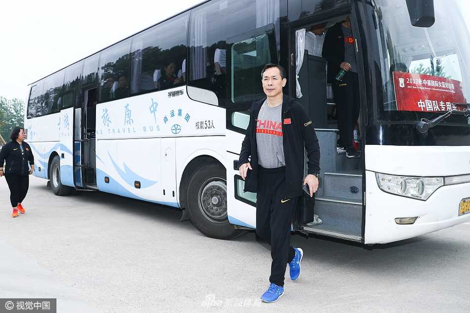 在淮海战役纪念馆的标志前，中国女篮全体人员合影留念，青春的面庞与厚重的历史在此刻交汇，红色的薪火将在她们手中代代相传。