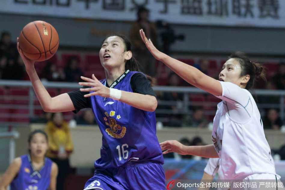 沈部核心刘帅在三人包夹的缝隙中闪转腾挪，犹如一尾灵活的游鱼，强行突破上篮，身体在空中扭曲成一道坚韧的弧线。