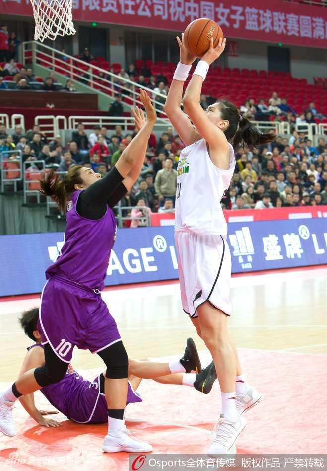 八一女篮队长露雯在严密防守下强行突破，她双手紧紧护住篮球，肌肉线条在对抗中显得格外分明，脸上写满了坚毅与不屈，这是一次向对手防线发起的强力冲锋。