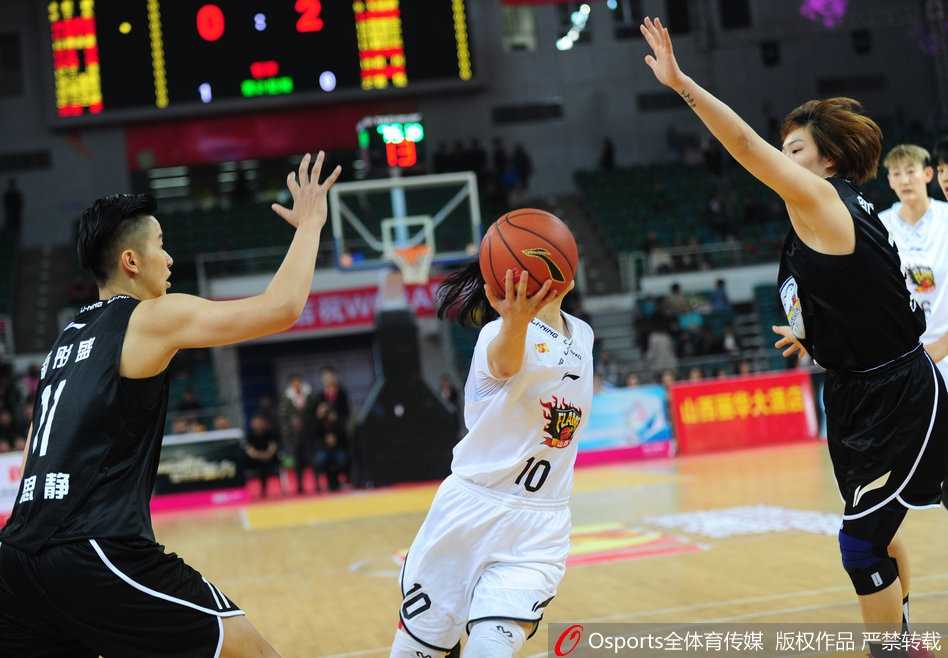 加时赛关键时刻，山西队老将文祺冷静罚球，篮球在空中划出完美弧线，她的沉着冷静为球队锁定了胜局。