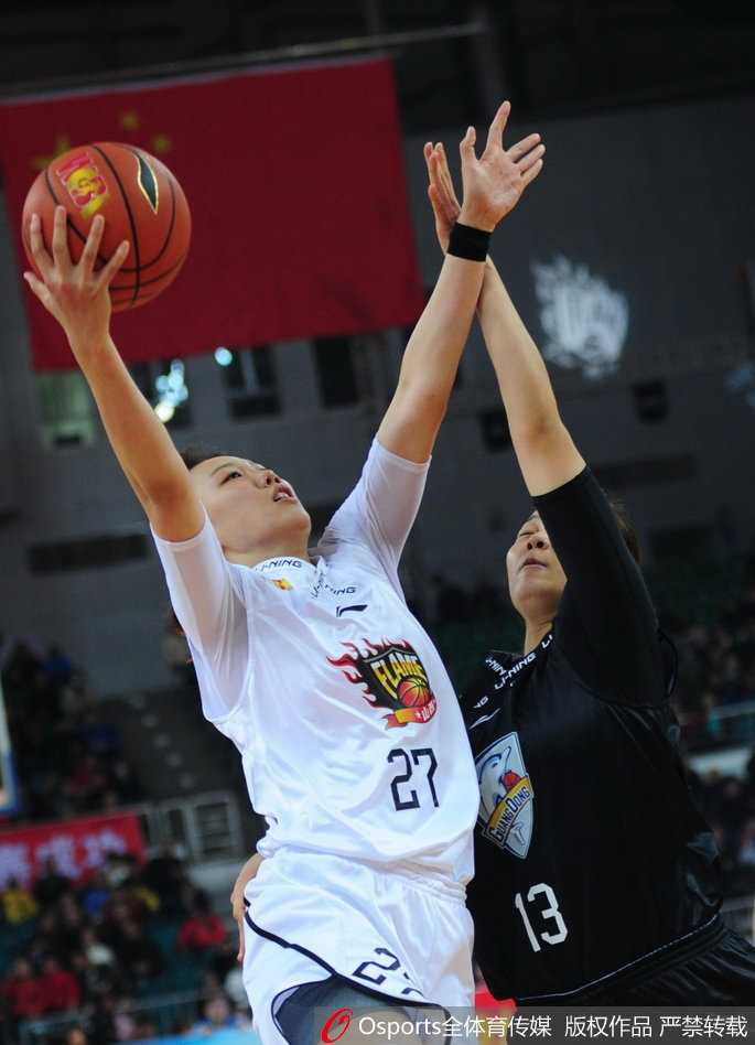 山西队核心武桐桐运球穿越全场，眼神如炬直视前方，正在指挥队友跑位，尽显大将之风。