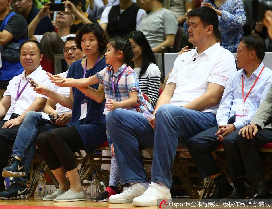 篮球场上，美国星锐队的球员腾空而起试图封盖，中国男篮红队球员在空中身体对抗后奋力投篮，场面激烈胶着