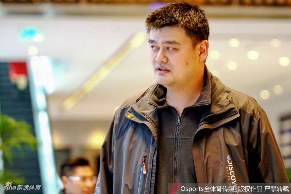 吉祥物发布仪式现场座无虚席，热情的武汉球迷们挥舞着手中的荧光棒，用欢呼声表达着对篮球世界杯的无限憧憬。