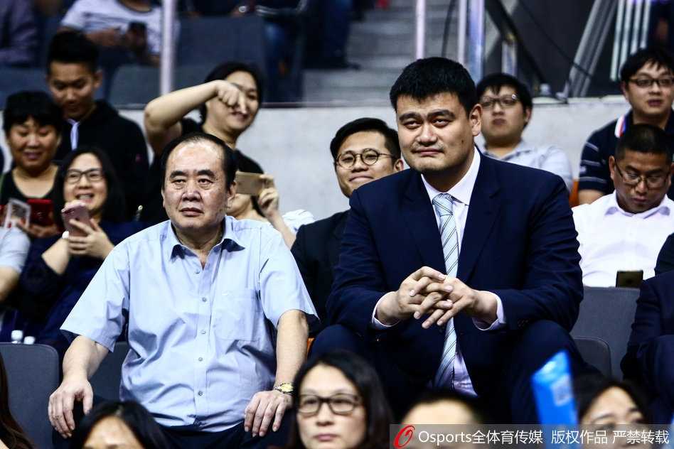 历史性时刻，姚明与李金生共同手持奖章，郑重地将其交到宏远俱乐部投资人手中，表彰其开山之功。