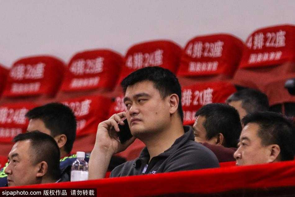 比赛结束后，姚明在安保人员的陪同下准备离开看台，他的背影坚定而沉稳，预示着中国篮球改革之路虽然漫长，但正一步一个脚印地向前迈进。