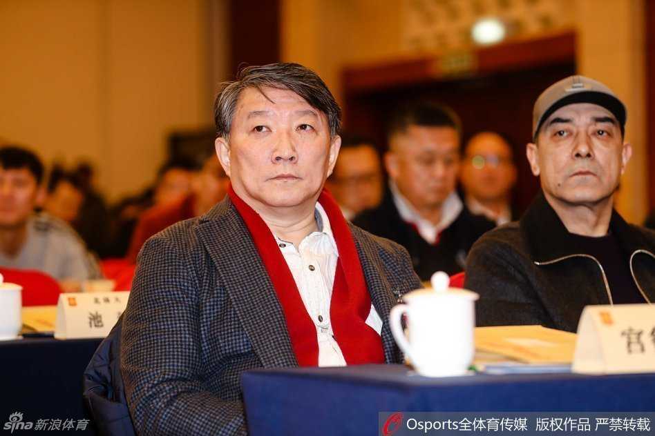 前中国男篮主教练宫鲁鸣出席会议时，与身旁的姚明低声交谈，两人表情严肃而认真，仿佛正在为中国篮球的未来发展蓝图交换意见。