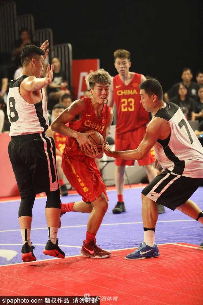 姚明在活动现场与嘉宾轻松交谈，举手投足间尽显篮球大家对后辈的关怀与鼓励