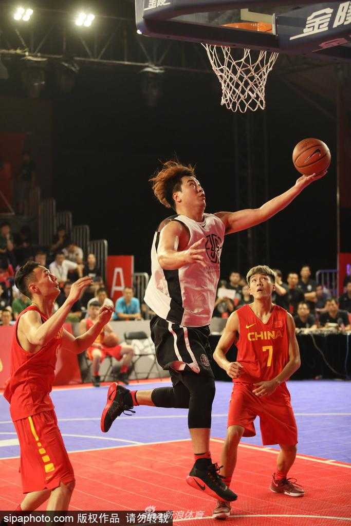 在扣篮大赛环节，一名球员腾空而起，姚明在背景板前见证这记势大力沉的暴扣