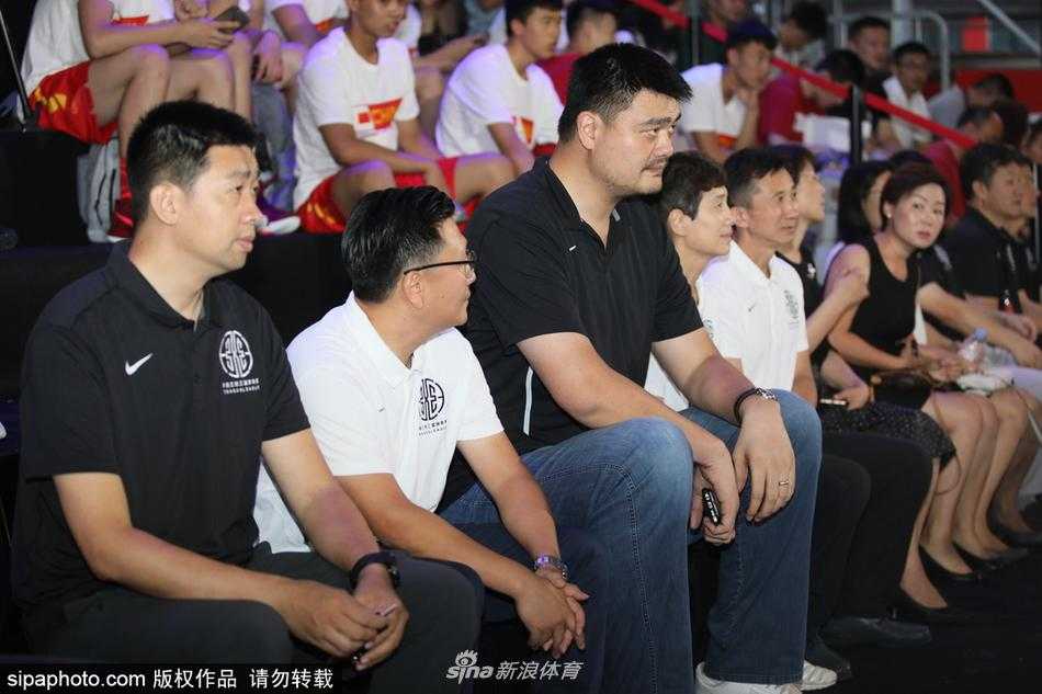 姚明在联赛启动仪式上开怀大笑，眼神中透露出对三人篮球未来发展的无限憧憬